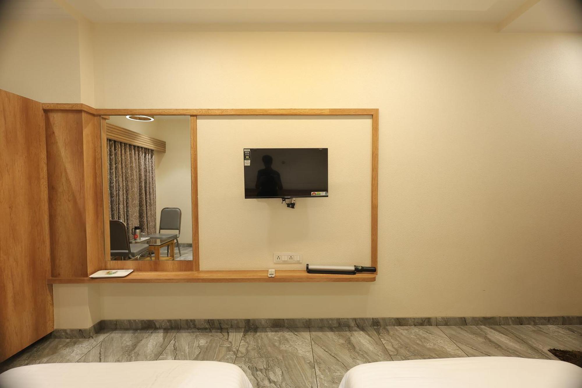 Hotel Horizon & Restaurant Surat Exterior foto