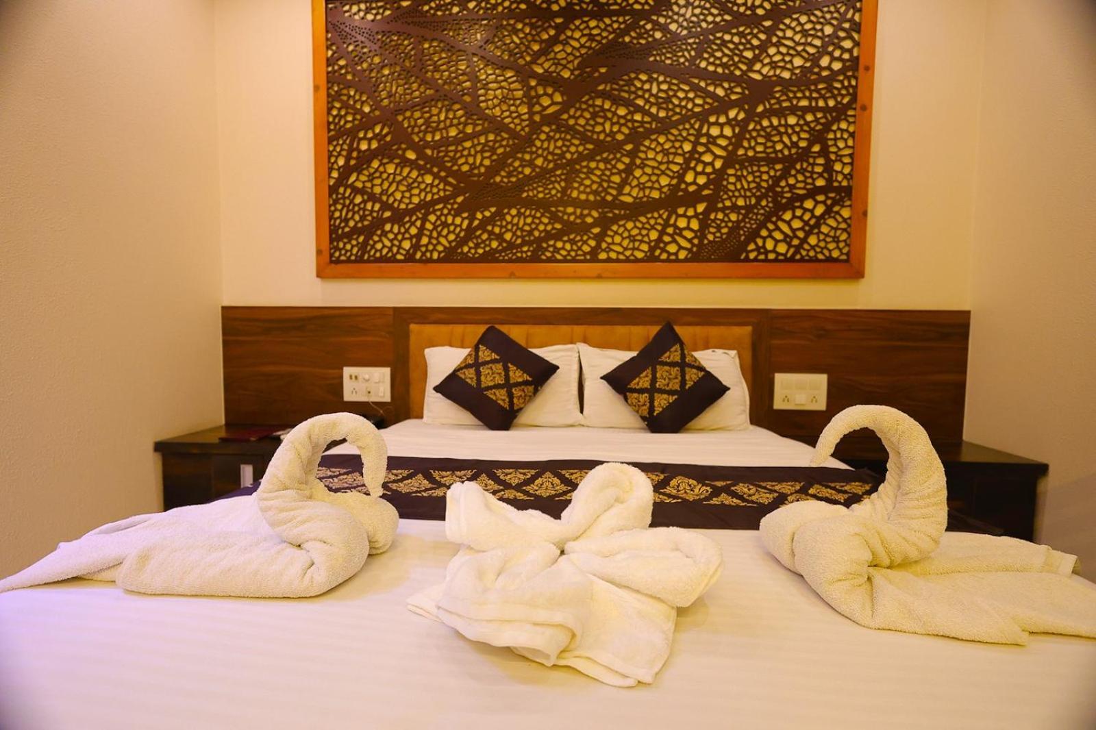Hotel Horizon & Restaurant Surat Exterior foto