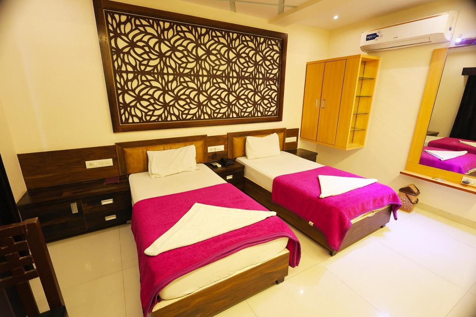 Hotel Horizon & Restaurant Surat Exterior foto