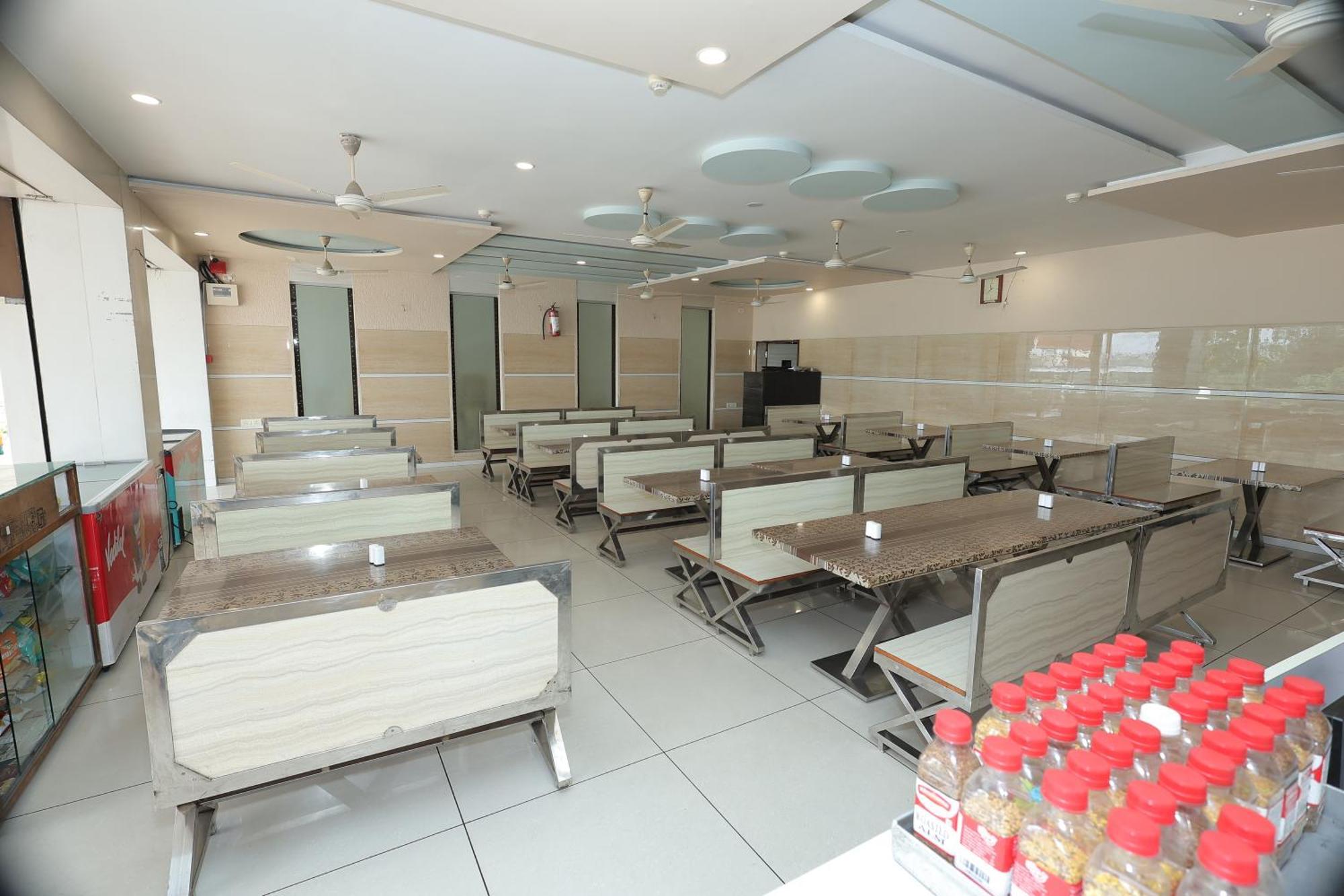Hotel Horizon & Restaurant Surat Exterior foto