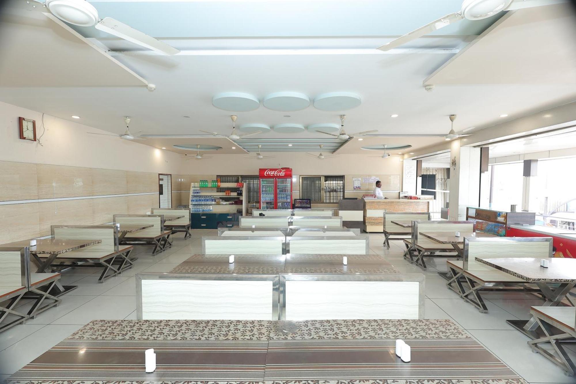 Hotel Horizon & Restaurant Surat Exterior foto