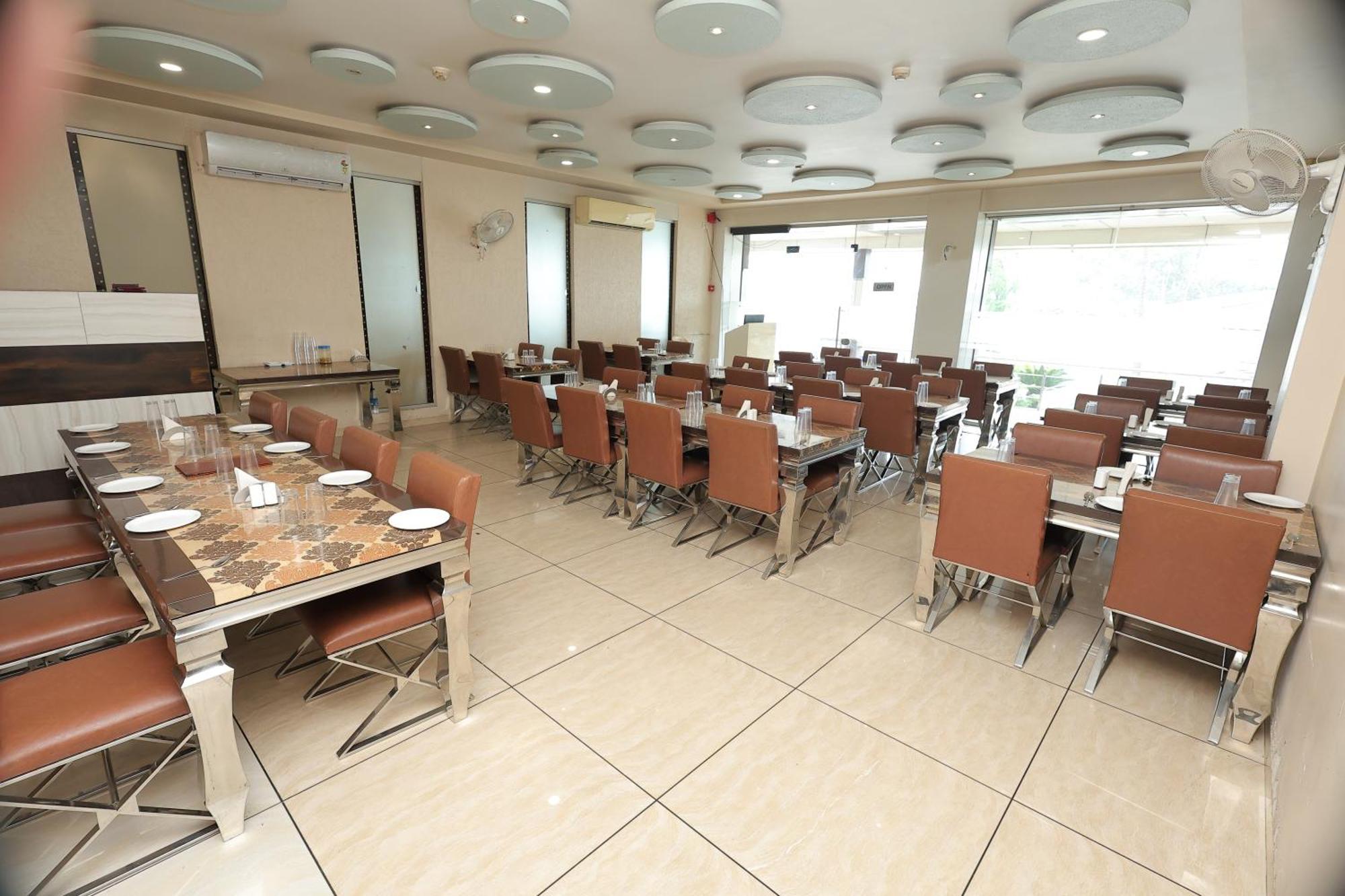 Hotel Horizon & Restaurant Surat Exterior foto