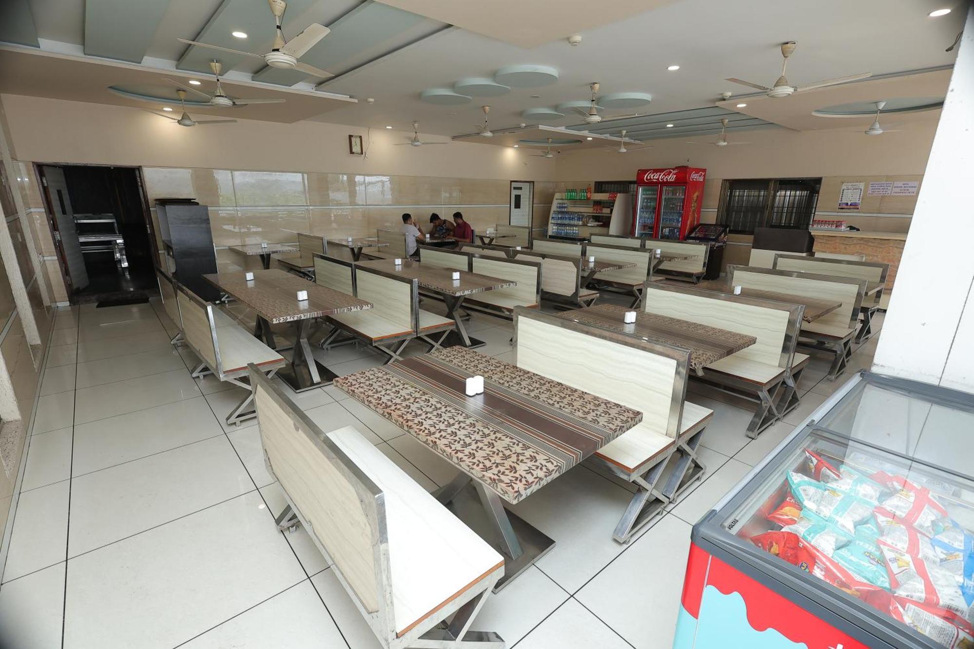 Hotel Horizon & Restaurant Surat Exterior foto