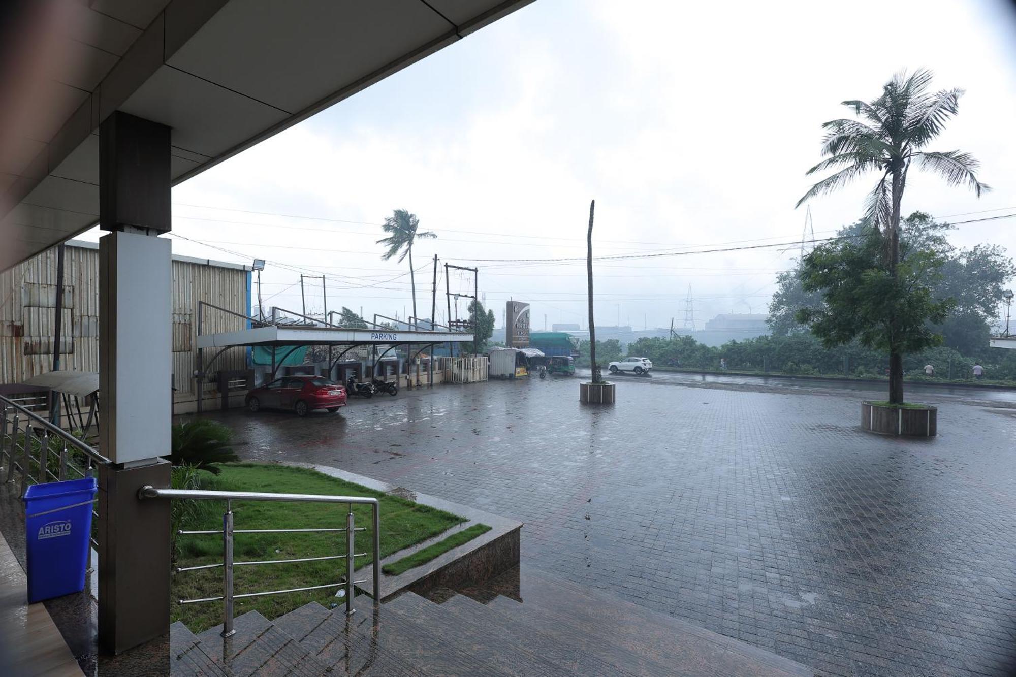 Hotel Horizon & Restaurant Surat Exterior foto