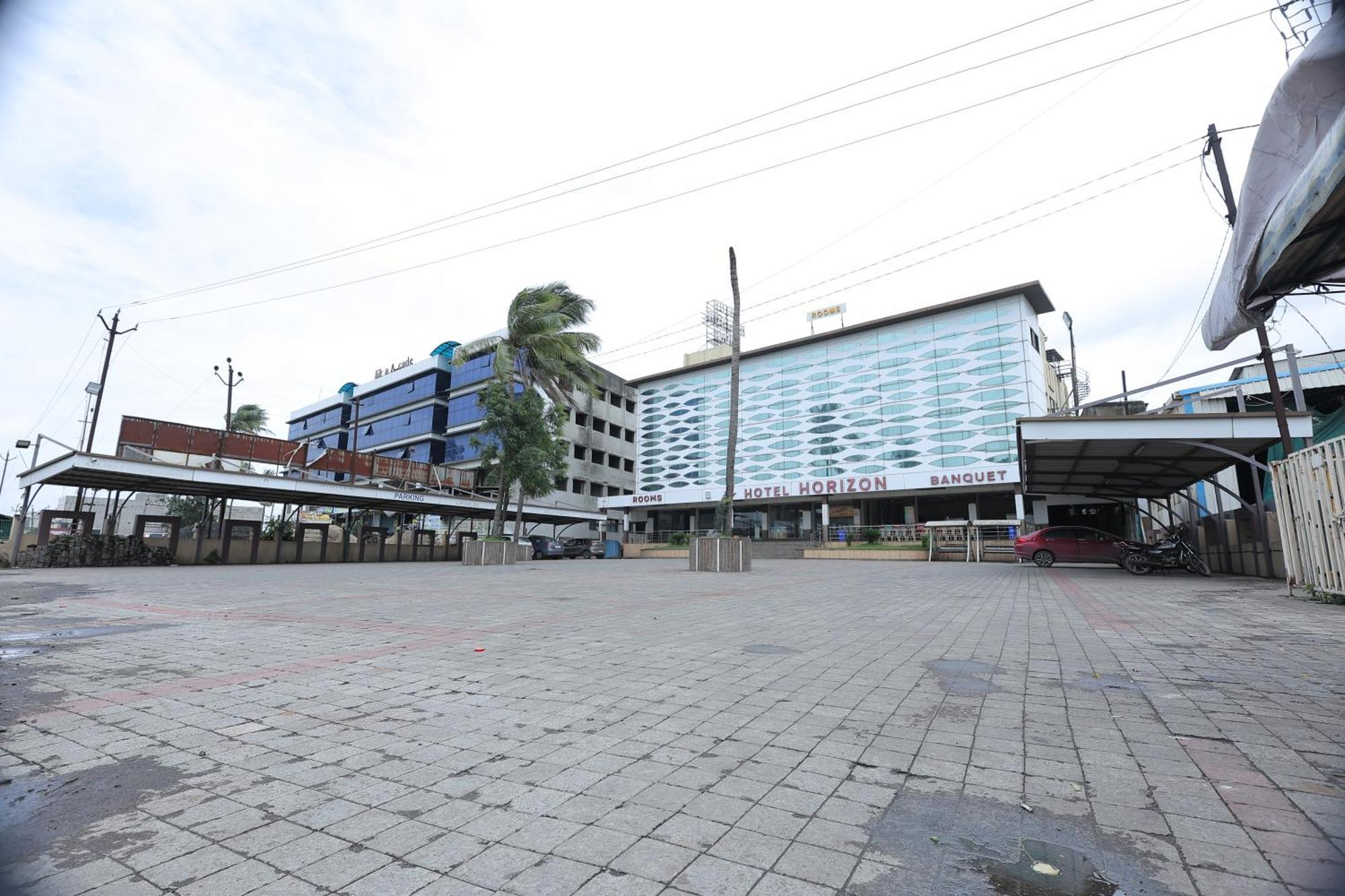 Hotel Horizon & Restaurant Surat Exterior foto