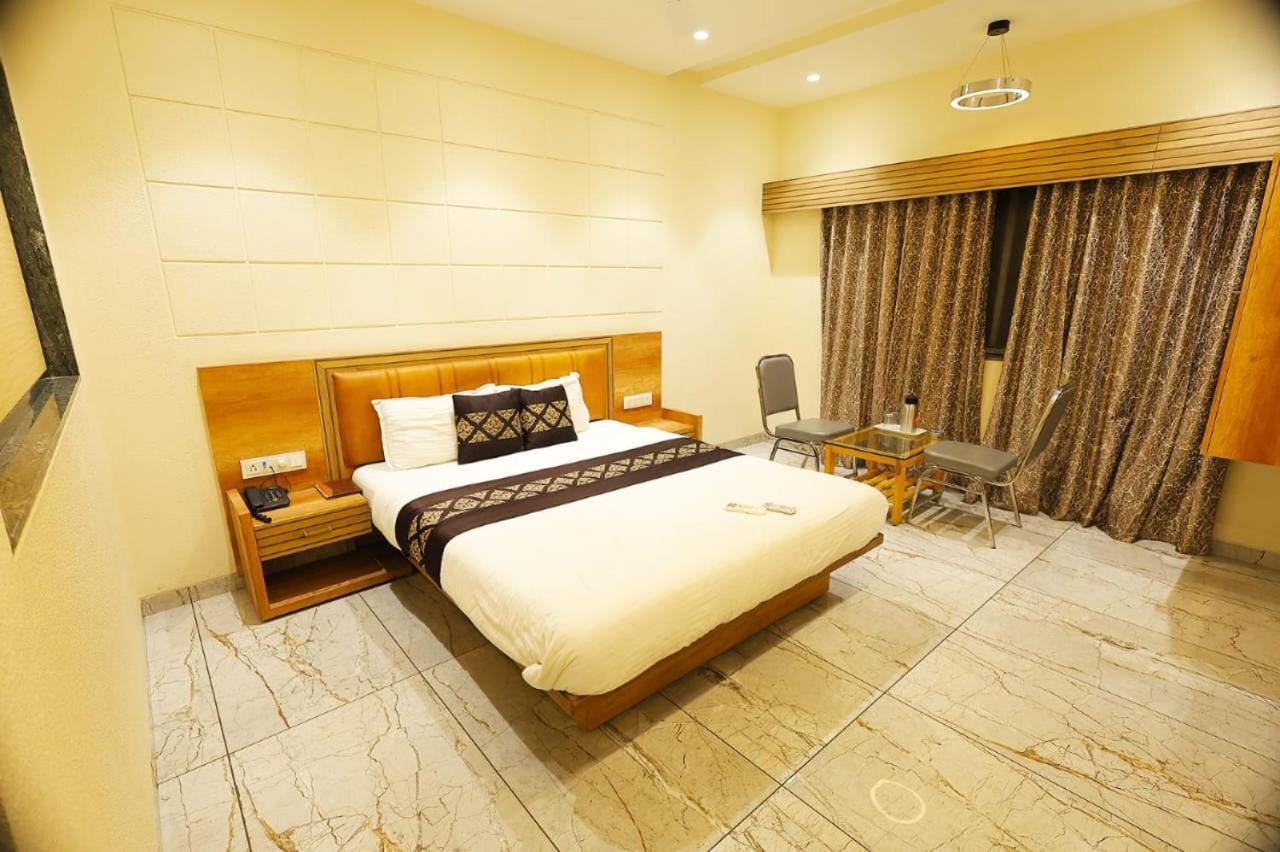 Hotel Horizon & Restaurant Surat Exterior foto