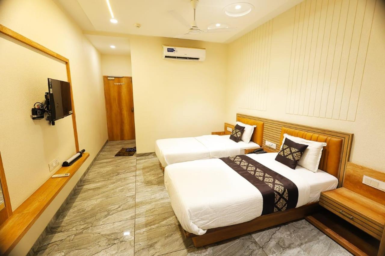 Hotel Horizon & Restaurant Surat Exterior foto