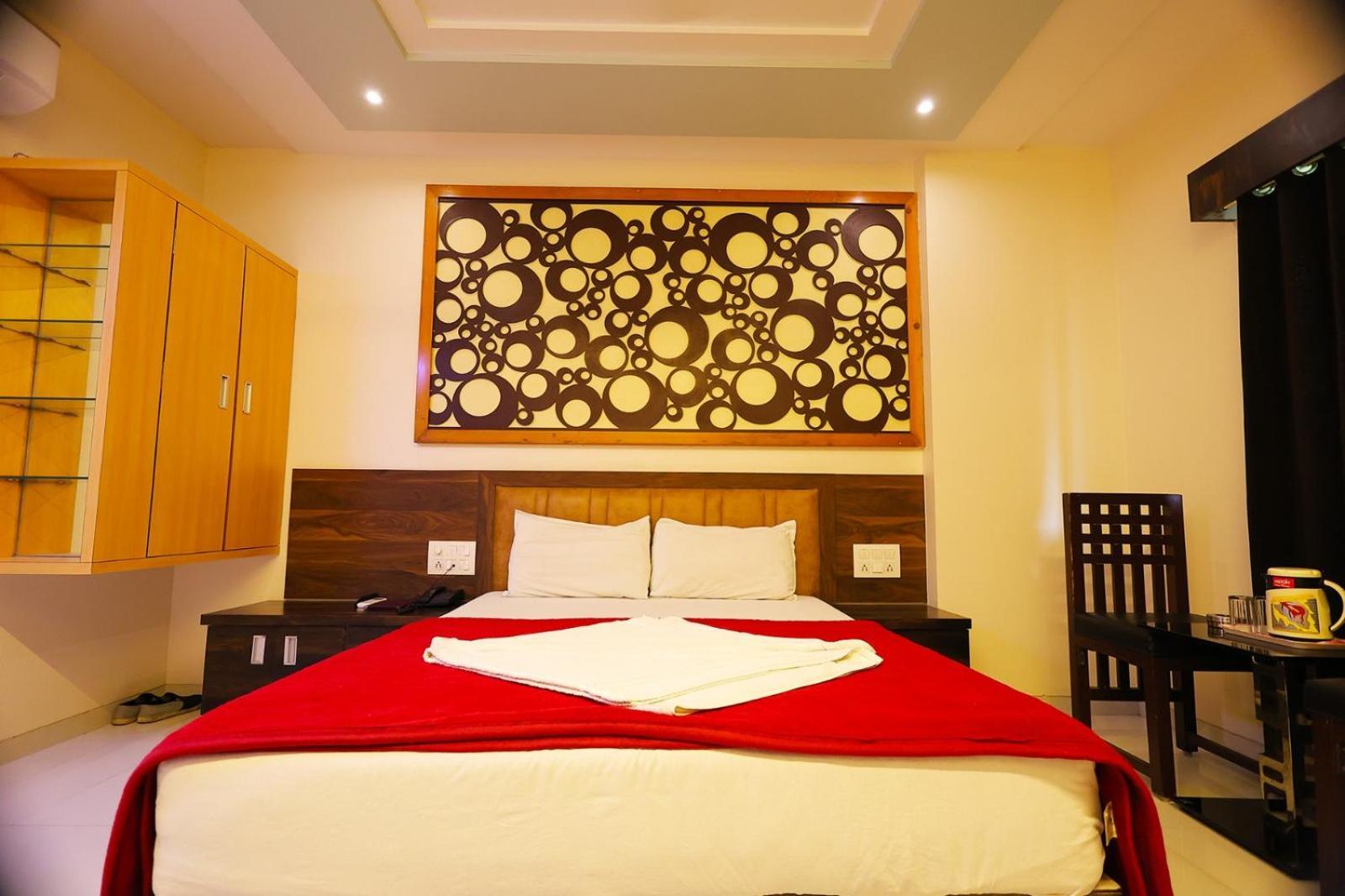 Hotel Horizon & Restaurant Surat Exterior foto