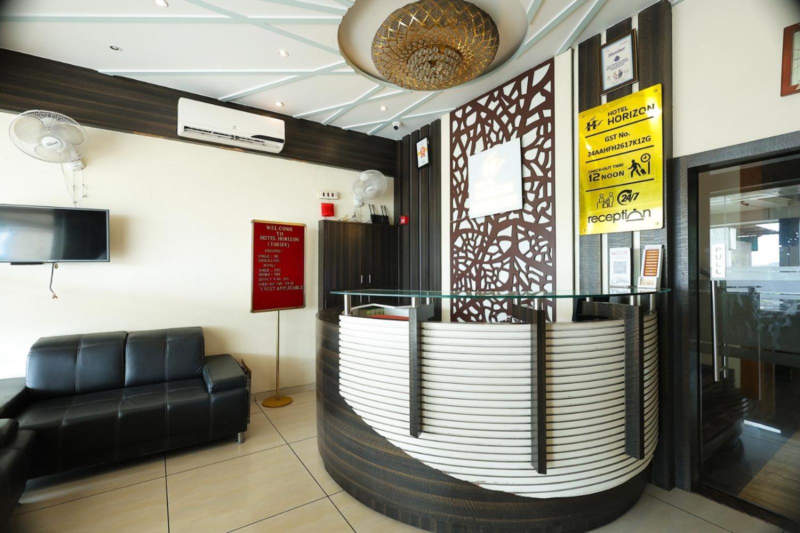 Hotel Horizon & Restaurant Surat Exterior foto
